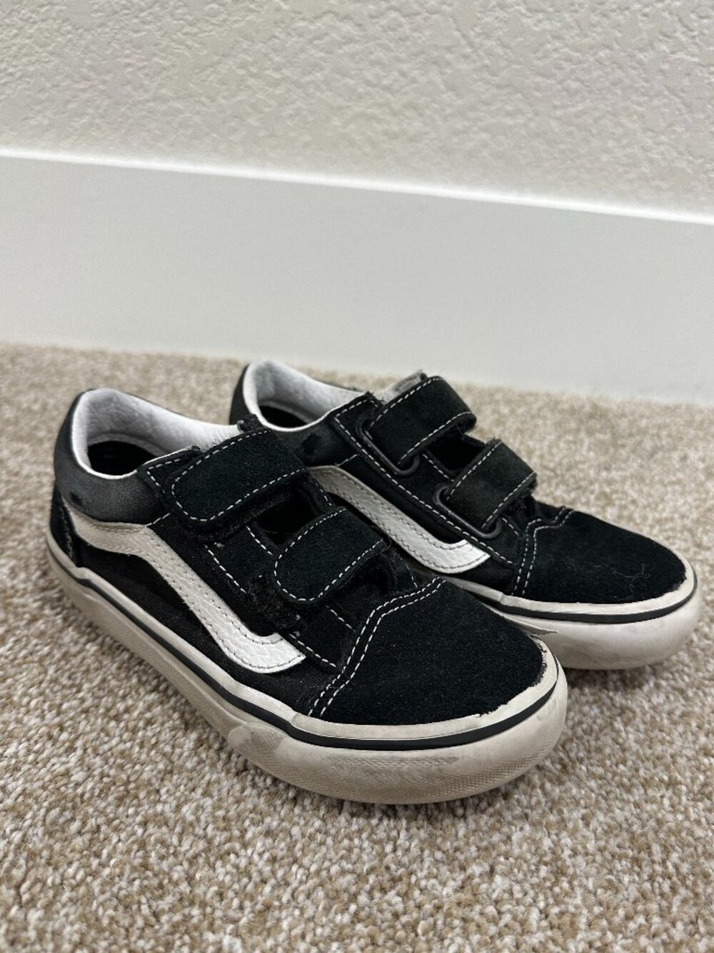 Vans Little Kids Old Skool V Shoe Low Top Velcro - Size 12 - Black / White